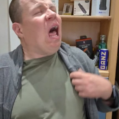 Lóbaszó Alex tartalmat gyárt