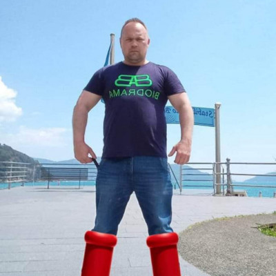 MC hülyegyerek külföldön feszít
