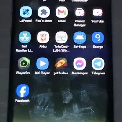 Ernyő egyik tákolt note 10 plus-a a hírhedt comic sans-sel.