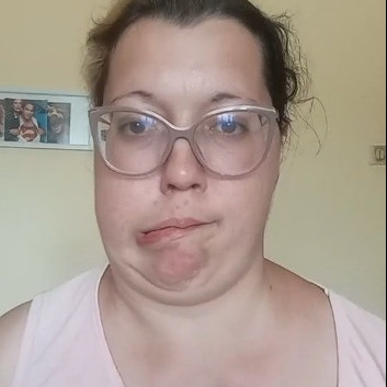 Bariadd facebookon bohóckodik