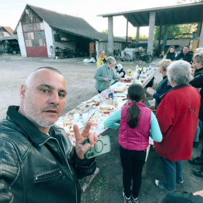 Fazekas Debil mobil ès szefòs Szabrinka ma sem vittèk túlzásba a munkàt