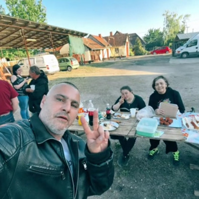 Fazekas Debil mobil ès szefòs Szabrinka ma sem vittèk túlzásba a munkàt