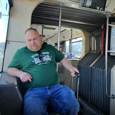Ananász a külföldi menekülő malac pocok buszon tespedős póza