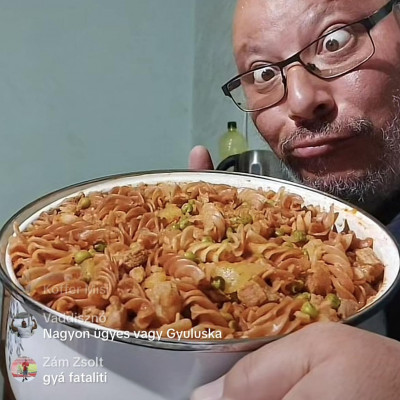 Vadász Gyula retardált feje + fazék 