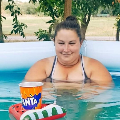 Zabina medencézős ostoba tekintete