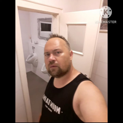 MC Isti a legkomolyabb külföldi piszoárrokkal pózol