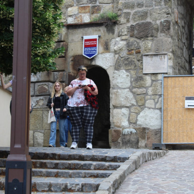 Bariadd méretarány szemléltetés átlagos turistákhoz képest
