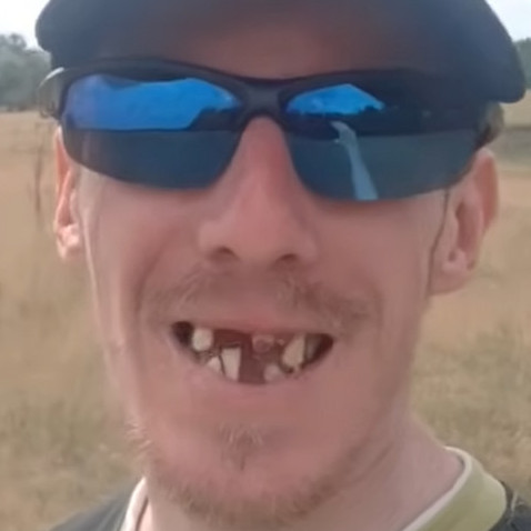 csakegytroll