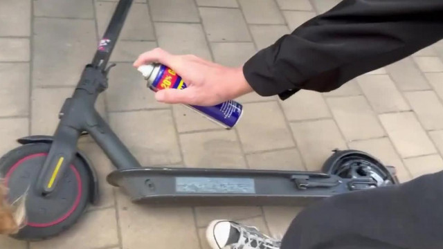Herbert bizonygatja, hogy nem alkesz, közben WD40-el fújja be a roller fékét(!) +ribancokat vinne a nője lakásába
