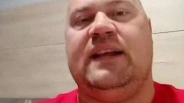 Mc Csecsemő taxival érkezik az újabb tàrgyalásra és ha valaki megtámadná azt azonnal leütik az emberei