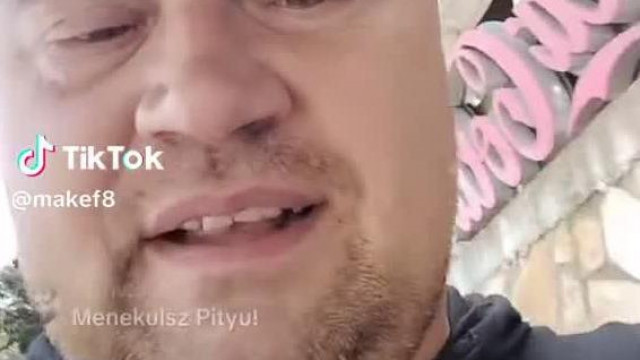 Mc Sertésfej egy párt videòzik a Buszpályaudvaron miközben patkányozik