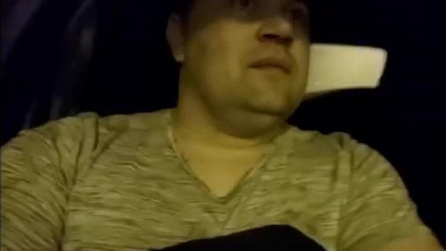Mc Isti egy agyhalott felszopòjàval kocsikàzgat az éjszakàban