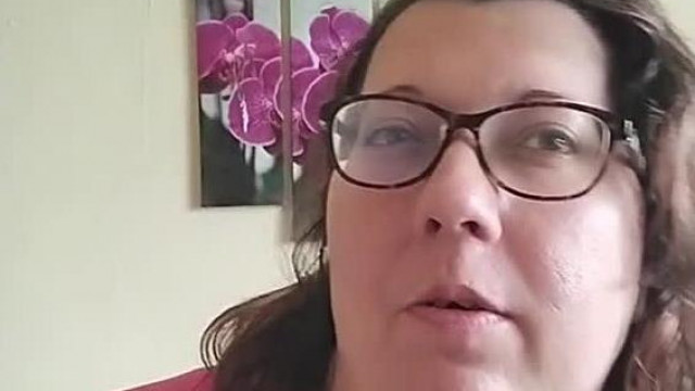Bariadd haja nagyon zsírosodik ès hajmosás után azt mondták neki hogy mosson hajat