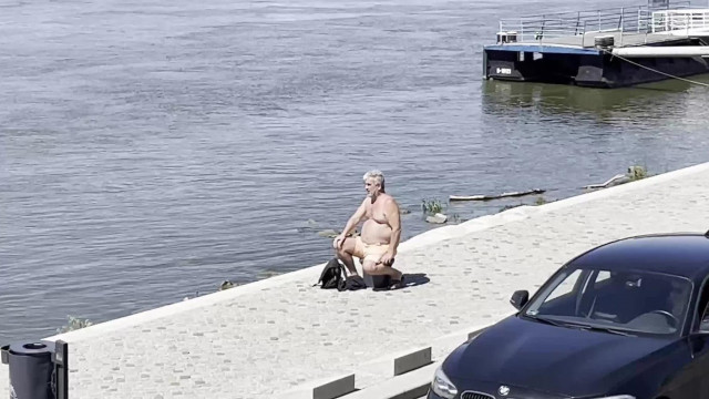 Kroko tanár úr előadást tart a képzeletbeli barátainak a rakparton pár doboz sörrel (Egyesek szerint SoDI apja)
