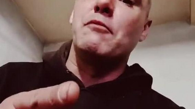 Beszédhibás Koldus Mobilsz üzen Brüsszelnek: "Mink a bísz, béke pártján állunk!"