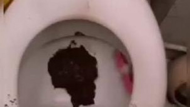 Tibi telefosott WC-je, második felvonás