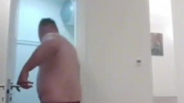 Mc Hordòbél live alatt szarik és nyög bent a wc-n