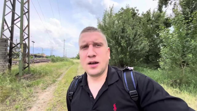 Koldus Kufár szélzajban és üzemi területen kéreget