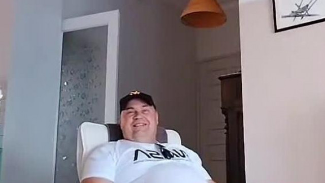 Mc Isti egy széken ül és közli hogy ő milliomos lett