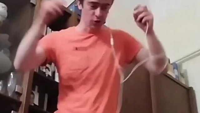 Jollyka kisgatyás homoerotikus tánccal és vinnyogással udvarol a kamuprofilos Szintikének