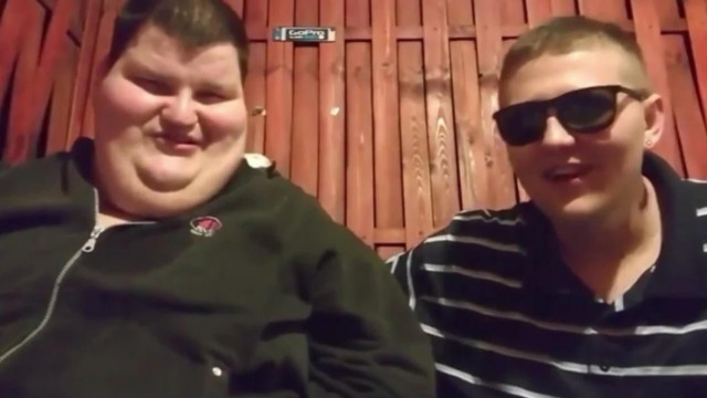 Molnár Krisztián pénzért liveban csókolgatja Lezu seggét (retro)