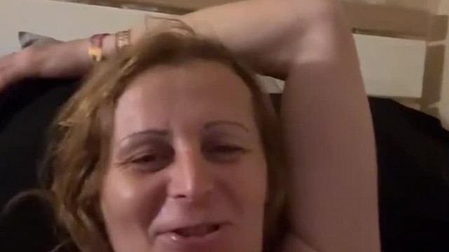 Kankó Kandúr Tibi a Lamantin zsírpárnáján fekszik és ujjazni próbálja