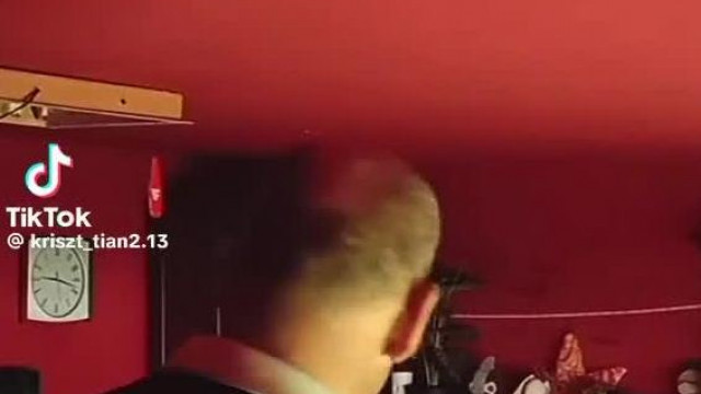 Ella lebasz egyet Nájkzsótinak