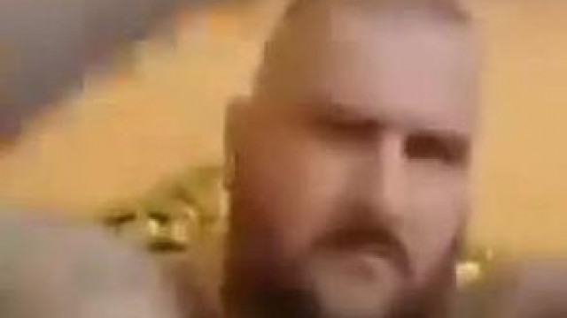 Rugós Brekike Gigi D'Agostino-ra rázza a disznó testét