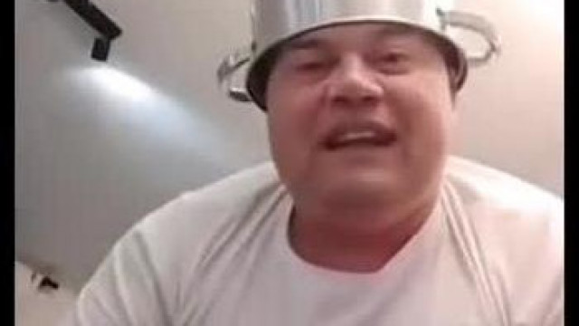 Mc Isti egy làbassal a fején közli hogy írt a bíròságnak miszerint Selim Etkar szellemi fogyatékos
