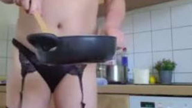 Privát Szabolcs "szexi" fehérneműben főz a trolloknak, ig. Story, 2024.06.15