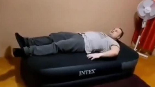 Mc Isti előkészíti az Intex matracot a nagy spriccelésekhez (Paròdia)
