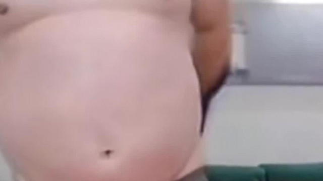 Mc Isti a Miskòci Hulk, letépi magàròl a pólót és közben idétlenül vigyorog