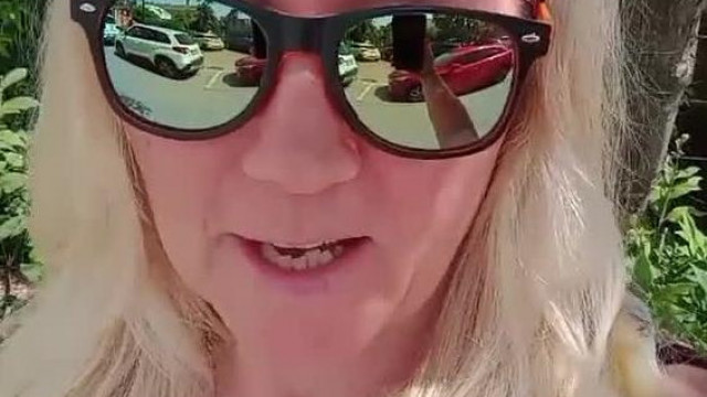Az Skizofrén Mocsári Rém Selyem Jázmin Kecskeméten kolbászol és videòzza magát