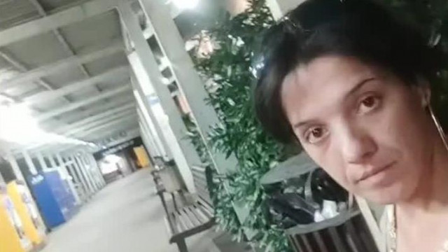 Jenest le akarja húzni egy cigány nő, de a live miatt kiakad és megtámadja