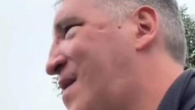 SoDi feldagadt pofával megy az utcán amikor valaki elkezdi Pedofilozni az egyik házbòl