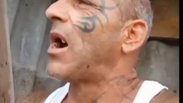 Az Elmebeteg Nájk Zsòt szarik a pottyantòs wc-n és üvöltözik Ellànak