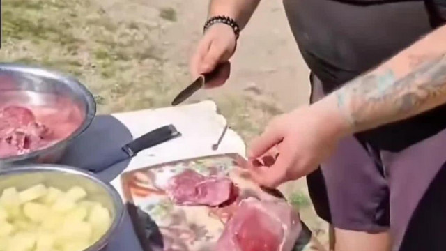 Subi Roland atombomba-méretű hassal bográcsozik Pákozdon és kerüli a munkát