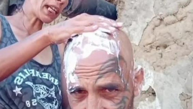 Ella brotovàlja Nájk Zsòt Hòkuszpòk fejéről a hajat a putri közepèn