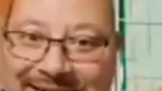 Gyuluska jókedvűen meséli, hogy a kiskutyája azért sántít, mert mérgében bedobta az erdőbe
