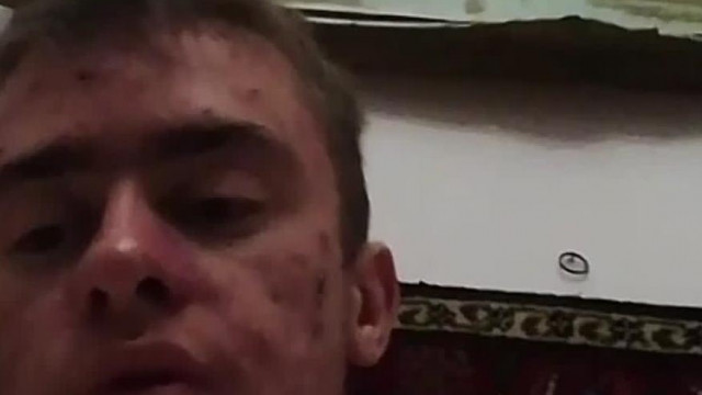 Robbant arcú Jolly Dorcicónak könyörög és hisztizik az akadós fos tabletjén és lekapcsolja a liveot