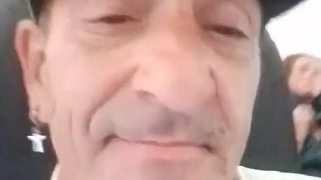Az Öreg Taky a repülőn ülve koldulja a pènzt miközben Görögországba tart