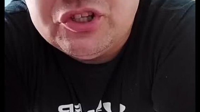 Mc Isti Brutàlis gyűlölködésbe kezd mert kapott egy olyan kommentet hogy: "Röfi mit főzöl?"