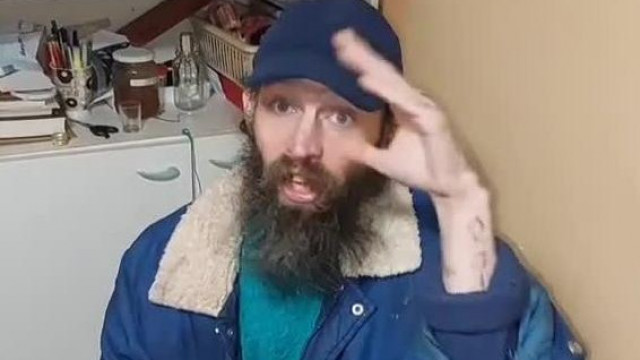 Bartos Möster boldogan hintàzik egy üveg vodkával a játszòtèren