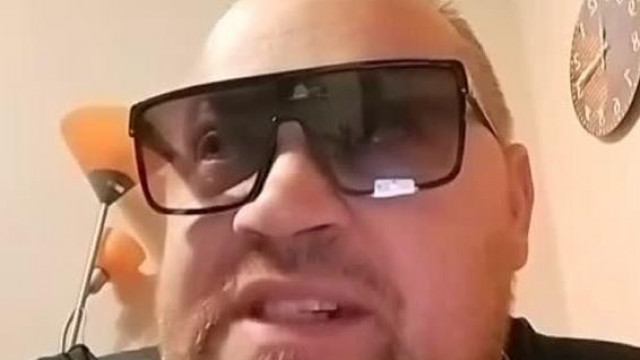 Mc Isti wc lánccal a nyakában vicsorog és gyerekezik, most éppen "Norbert Sztúval"