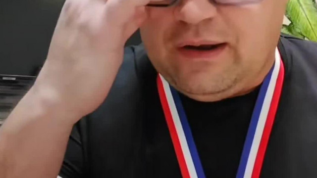 Mc Isti panaszkodik hogy mennyire elege van a nappali életből és éjjel fent lenni jobb