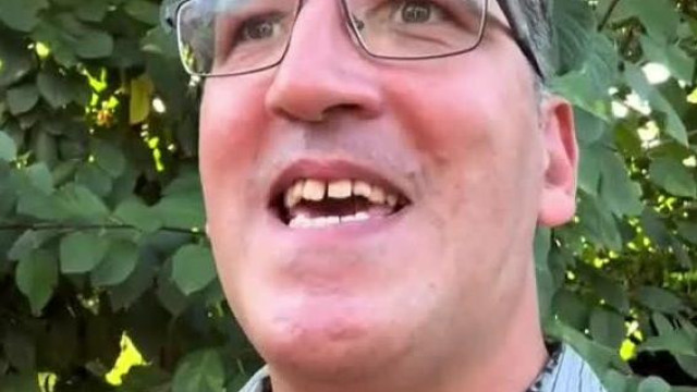 Autista SoDI Felhívàsa: aki szeretne vele eltölteni pár napot a Balatonnál, jelentkezzen!