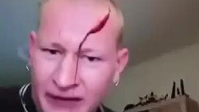 Figyelemhiányos, keménykedős csávó szétfejeli az üveget, majd véres koktélt iszik