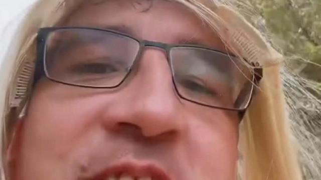 Sodi parókával álcázza a pedofil pofáját az emberek előtt