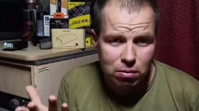 Alex szerint ő nem koldul