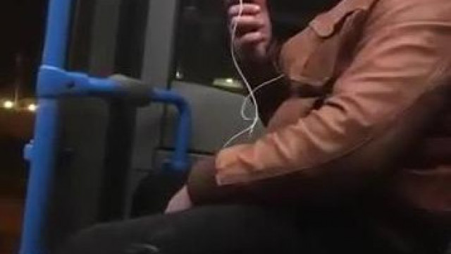 Fontos telefontémák a buszon: Judit szexuális élete, telefon lehallgatás és pocak